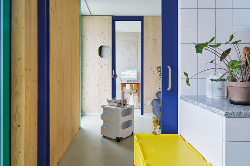 Areal Guggach – Räumliche Bezüge und Durchblicke machen die kompakten Wohnungen vielfältig nutzbar und lassen sie grösser erscheinen als sie sind. Die Porosität des Städtebaus findet im Innenraum ihre Entsprechung. – Saskja Rosset